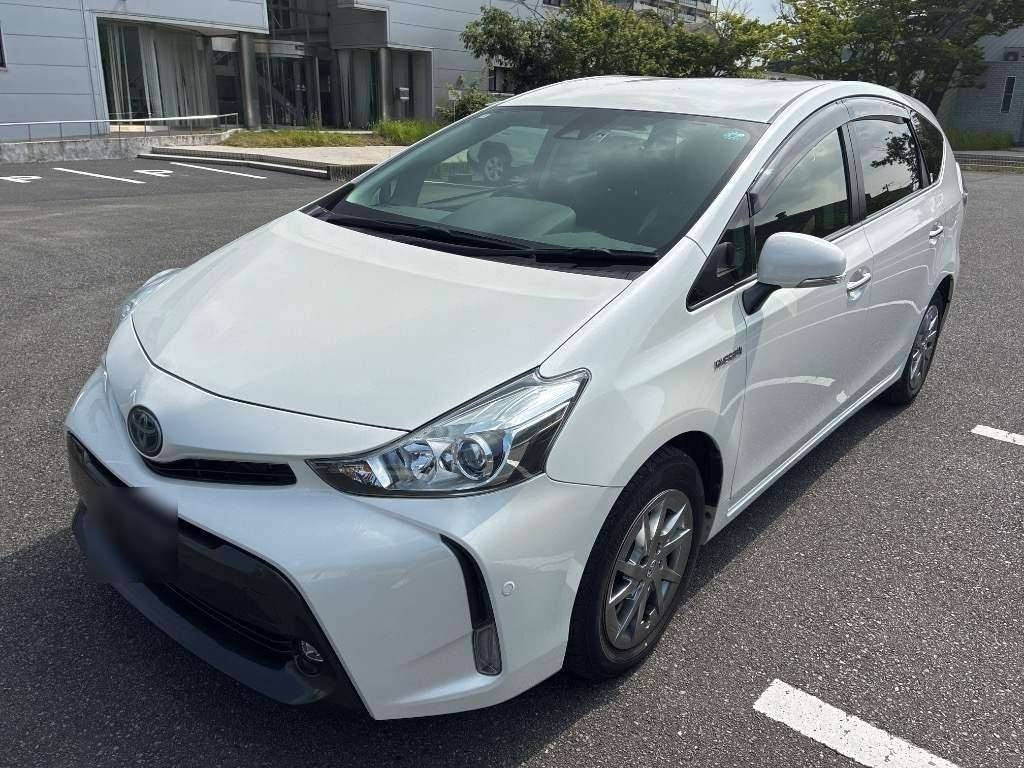 Pearl-white 2018 Toyota Prius Alpha S Tune Black II from HDG Cars stock